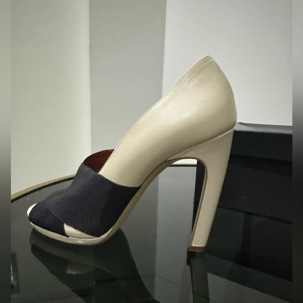 Dries Van Noten ecru leather with black fabric.designers signature curved heel. - Picture 12 of 14